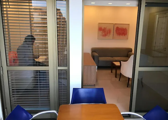 Flat Com 70 Metros Recem Reformado, Sala, Duas Suites, Cozinha, Vista Parcial Do Mar, Edificio Em Frente A Praia Da Barra Rio de Janeiro